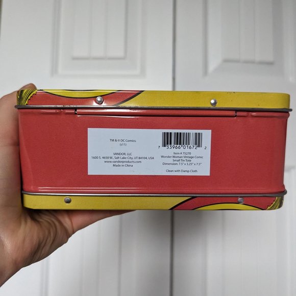 Wonder Woman Metal Lunch Box and Print Set - Picture 6 of 7